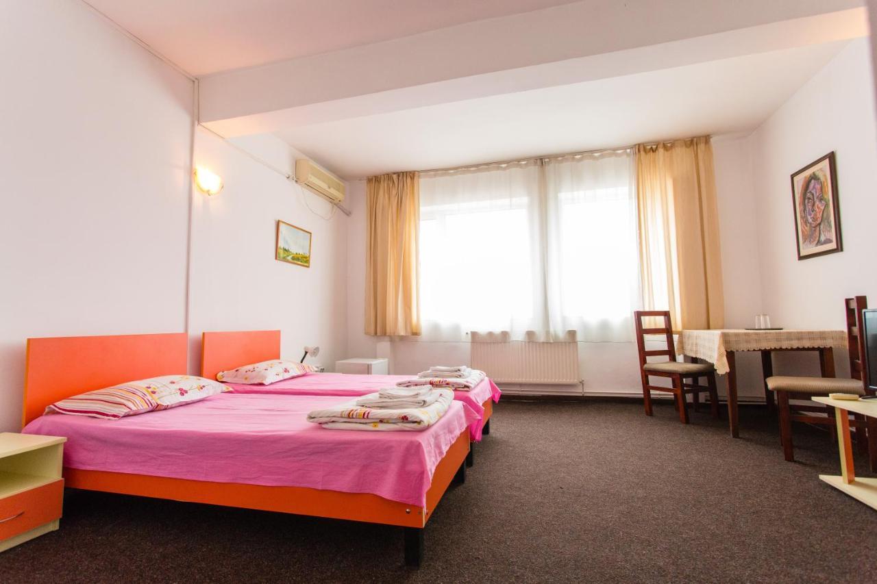 Hostel Horia Plopeni Екстер'єр фото