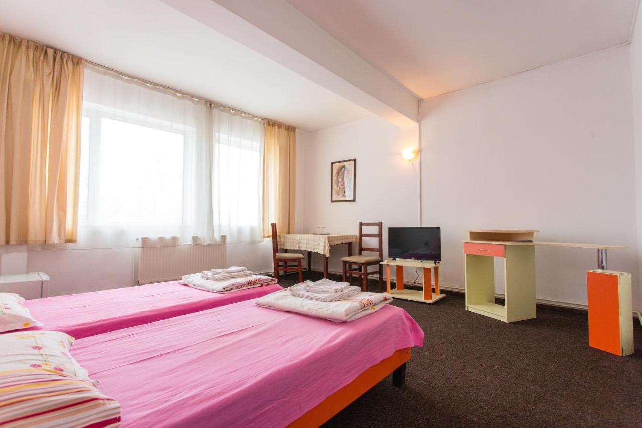 Hostel Horia Plopeni Екстер'єр фото